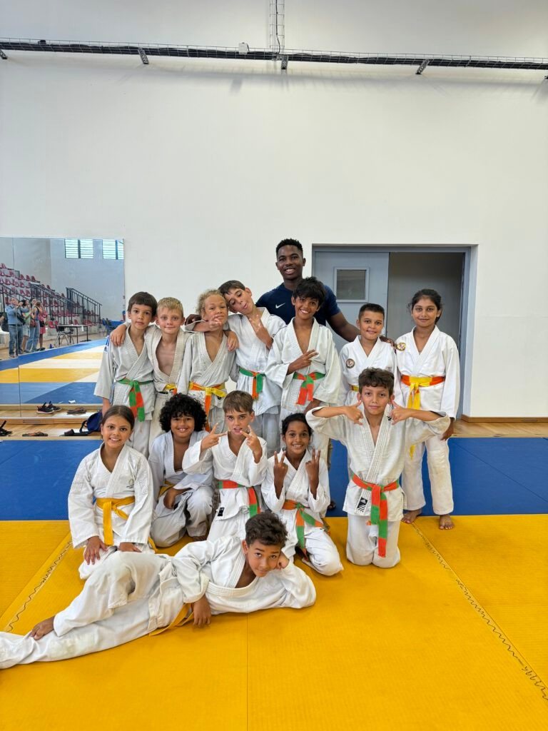 Les jeunes judokas du club posent avec leur enseignant sur le tatami