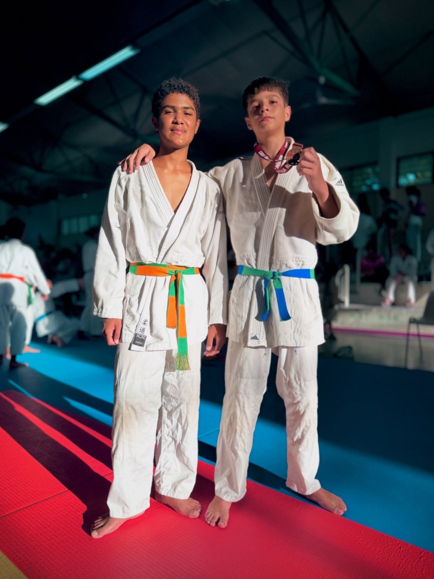 Deux jeunes judokas réunis après leur compétition