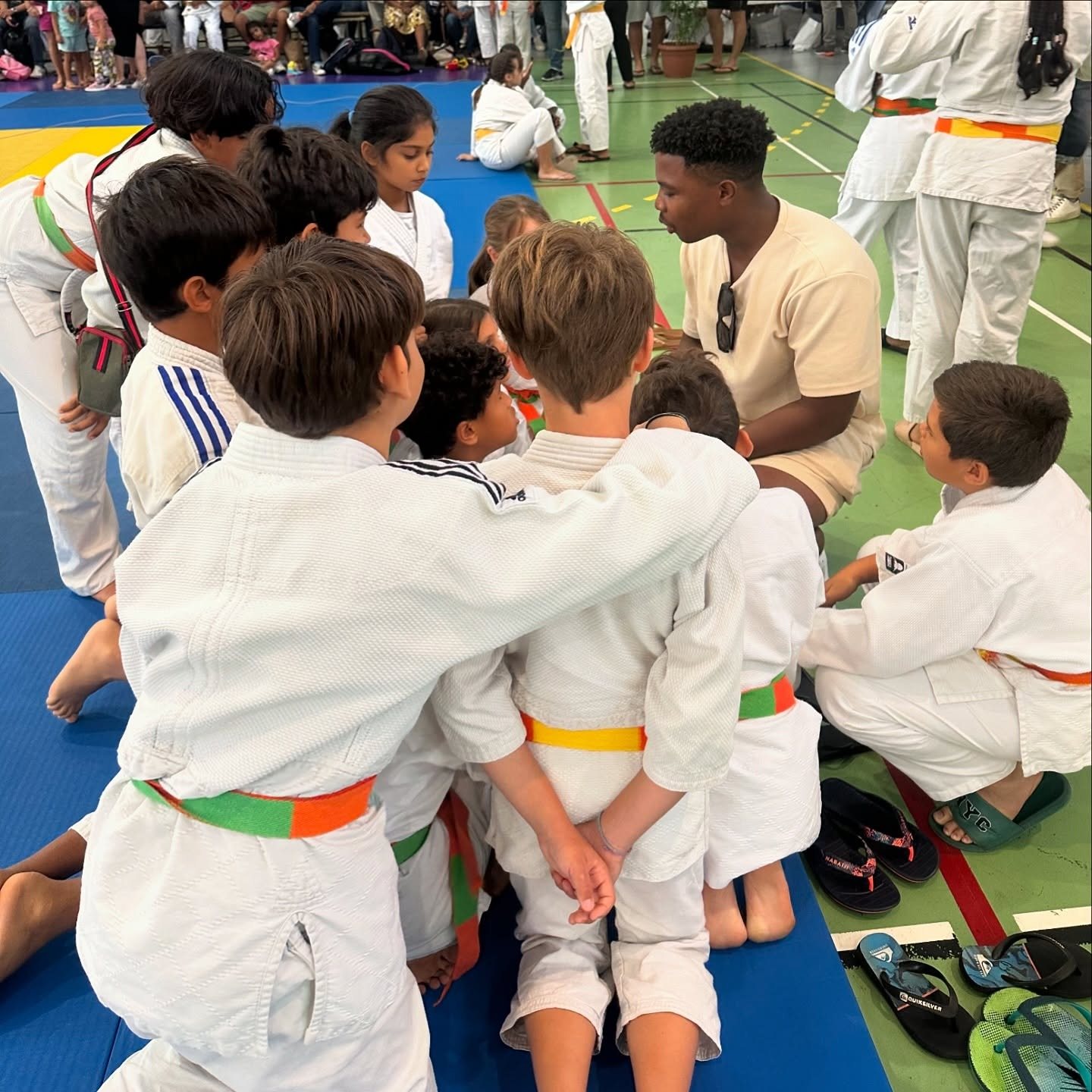 L’enseignant échange avec les jeunes judokas pendant une compétition
