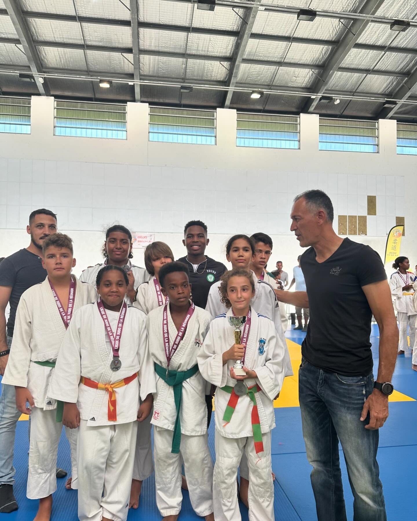 L’équipe de jeunes judokas réunie avec une coupe et des médailles