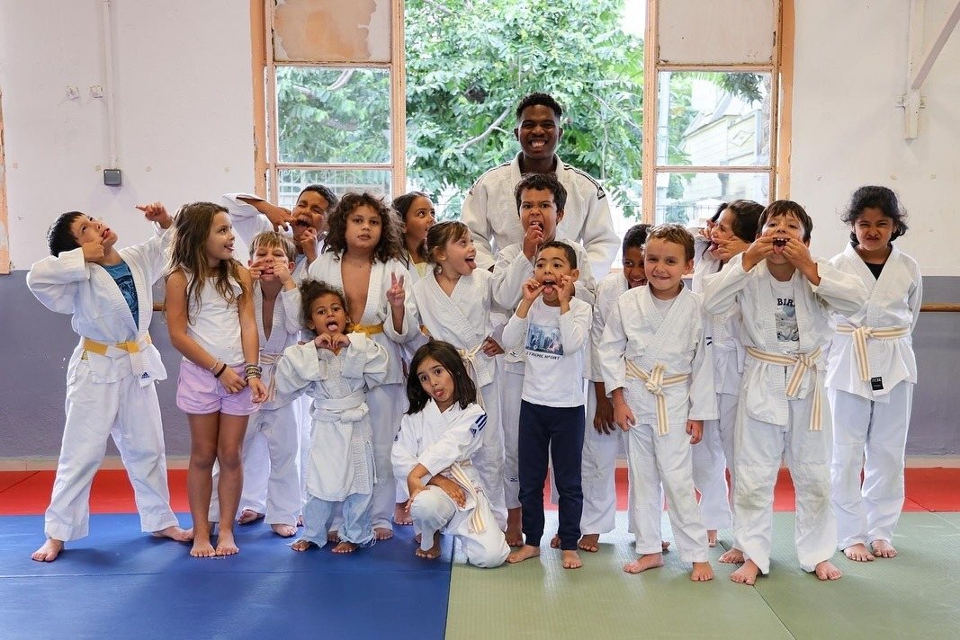Groupe d’enfants du club avec leur enseignant dans le dojo