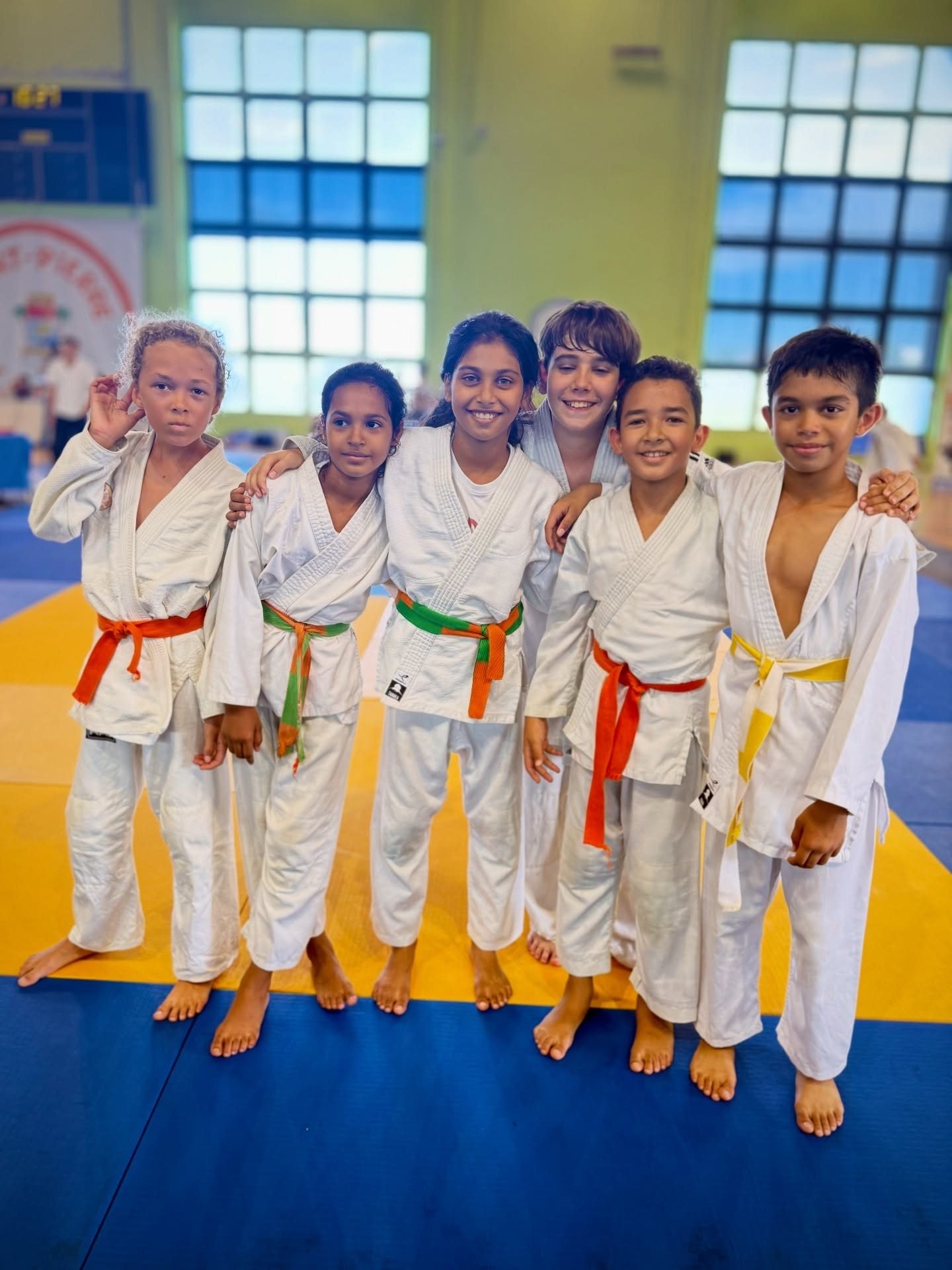 Six jeunes judokas du club réunis sur le tatami