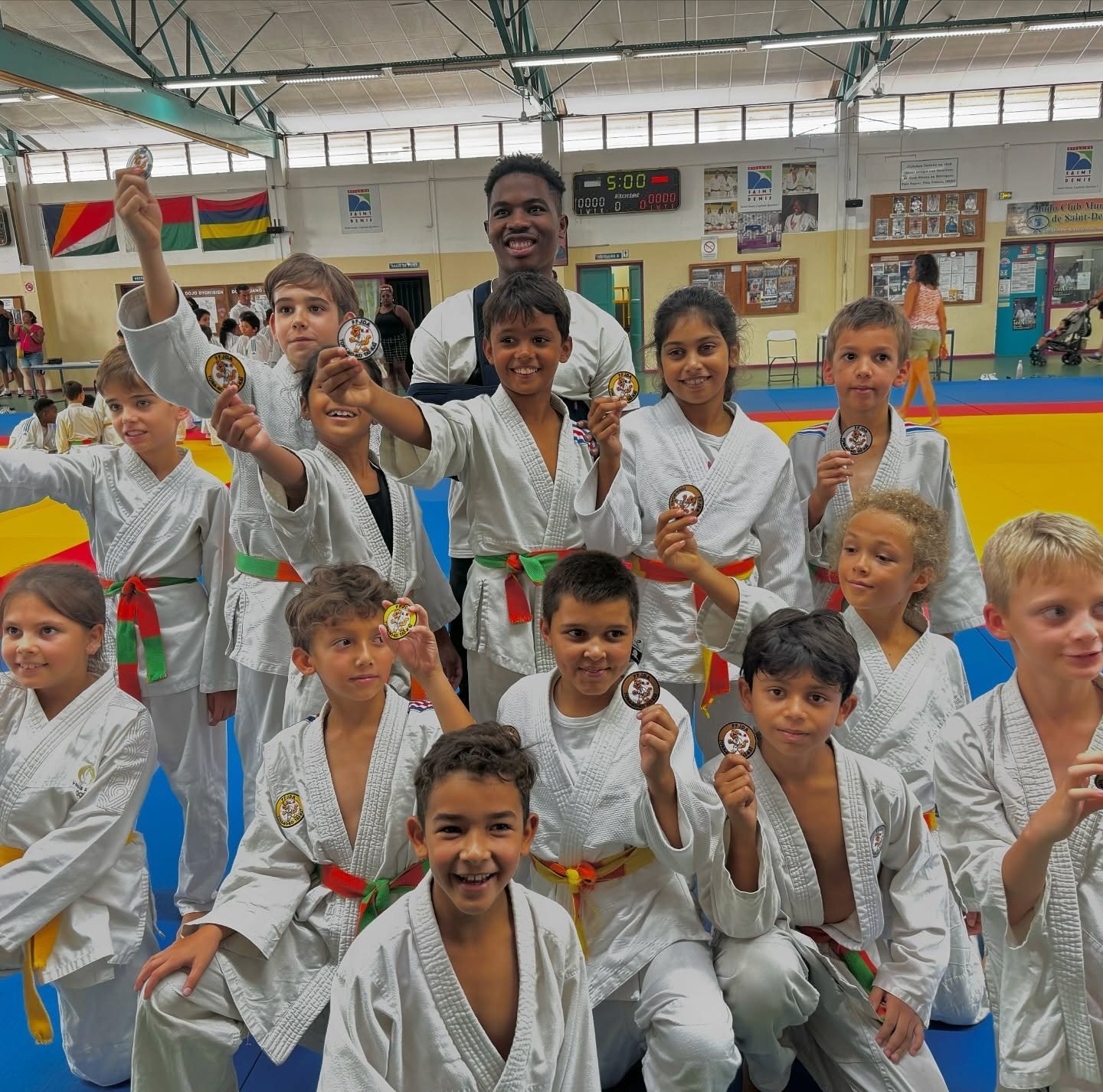 Les jeunes judokas du club présentent leurs médailles
