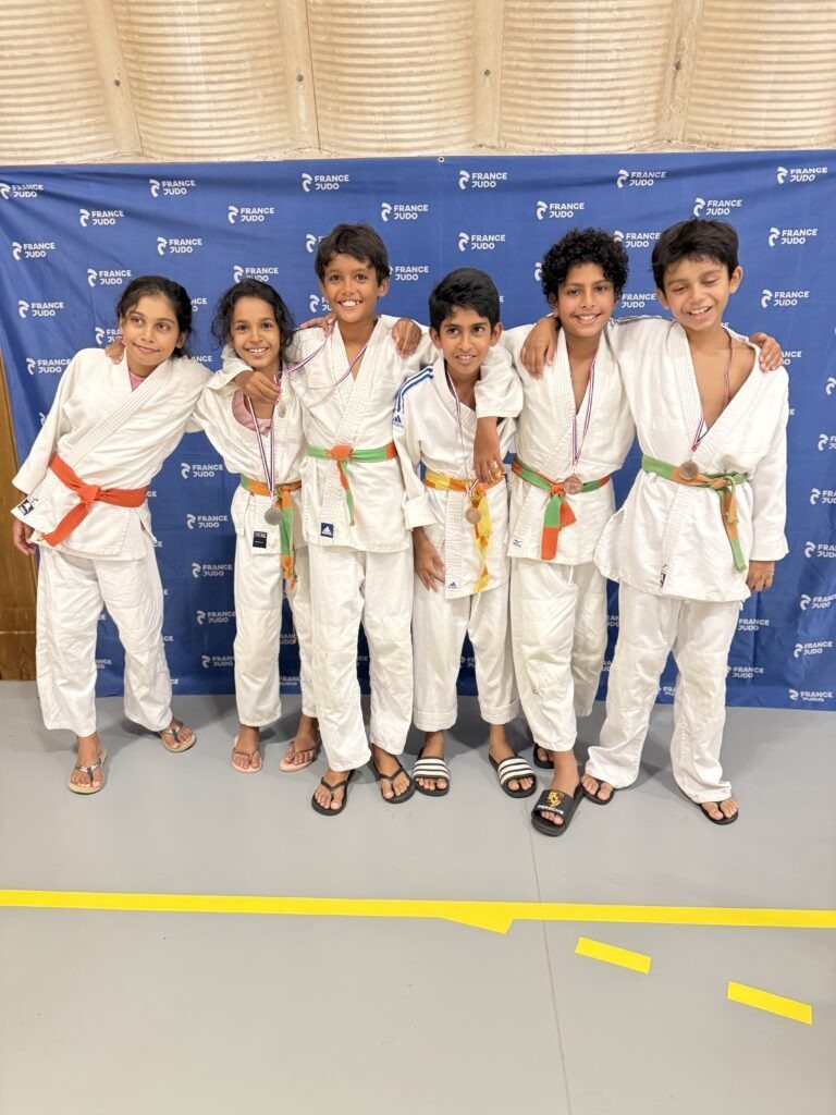 Six jeunes judokas du club avec leurs médailles France Judo