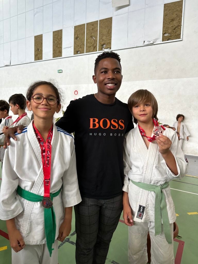 Deux jeunes judokas médaillés aux côtés de leur enseignant