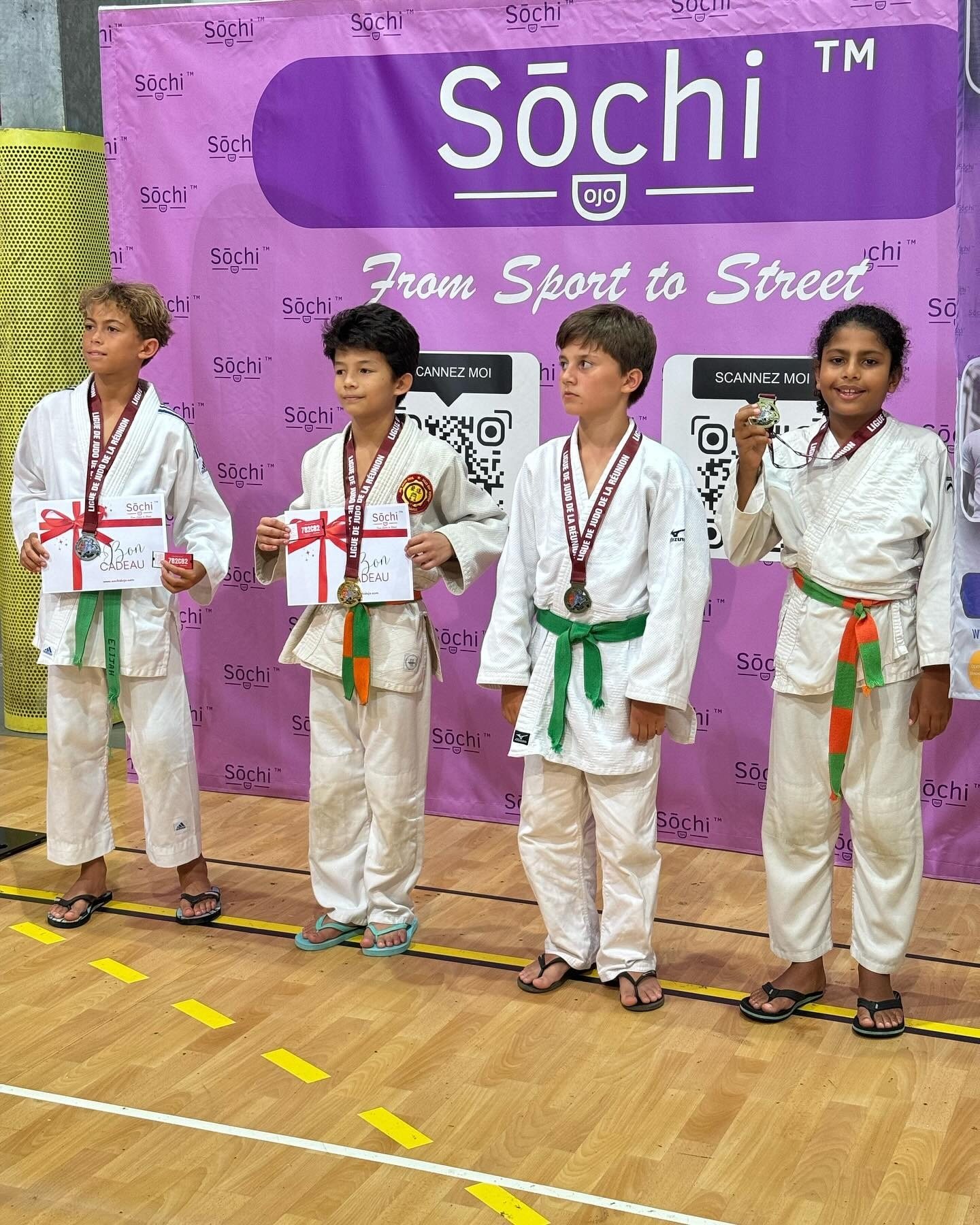 Quatre jeunes judokas médaillés après la remise des prix