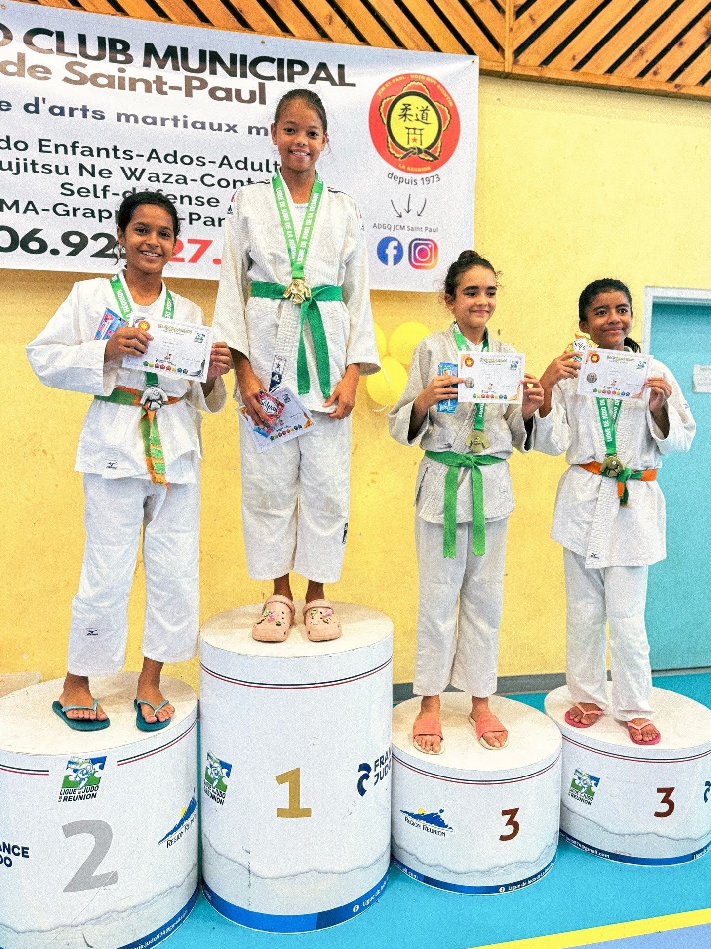Quatre jeunes judokates sur un podium de la Ligue de Judo de La Réunion